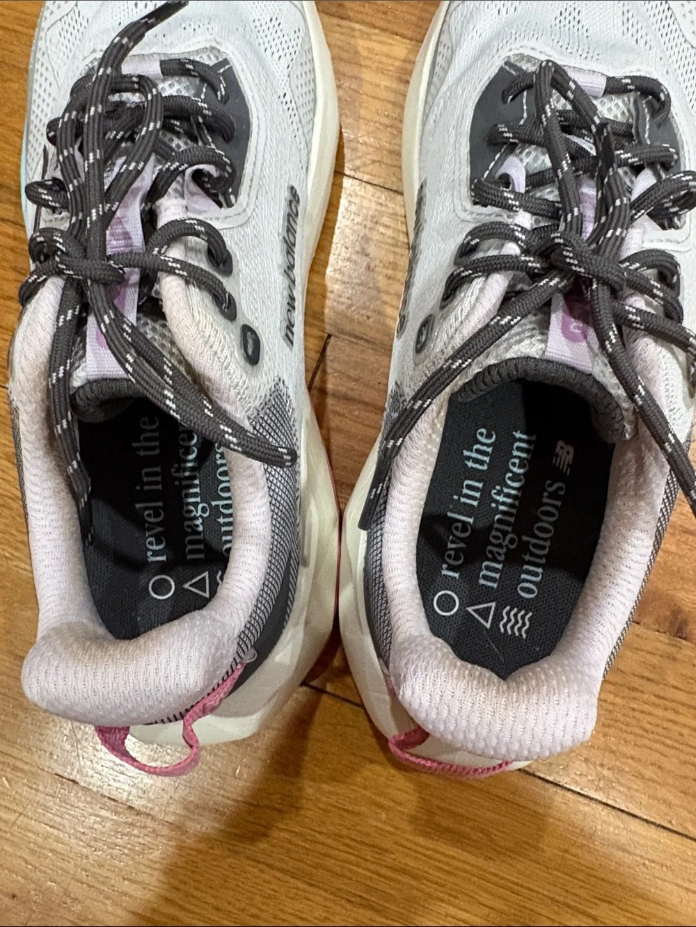 New Balance Women’s White & Pink Athletic Running Sneakers size 8